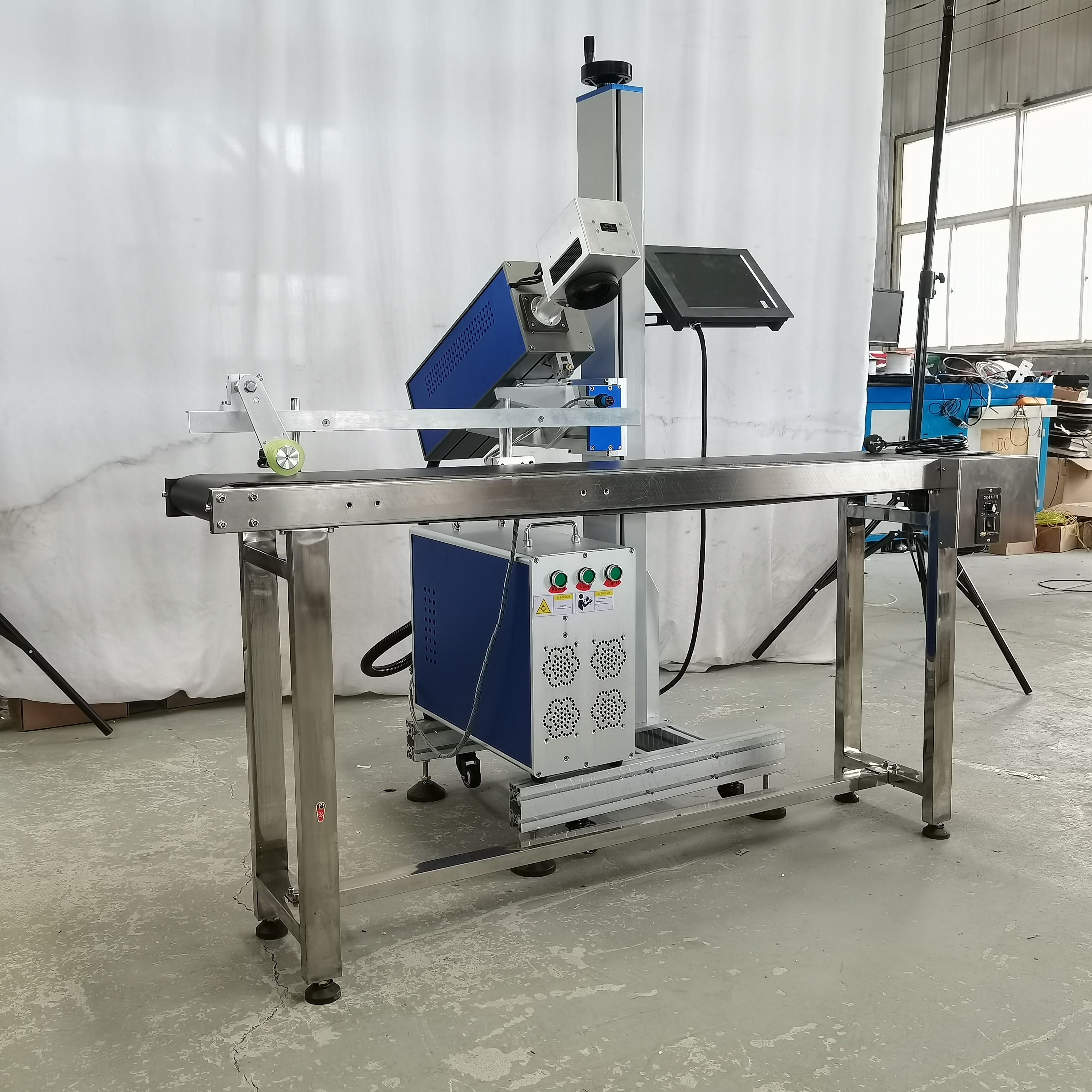 Máquina de marcado y grabado láser de CO2 voladora